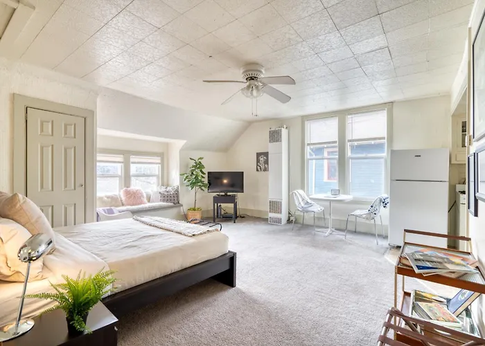 Stay Portland - Sun-Filled Buckman Studio!