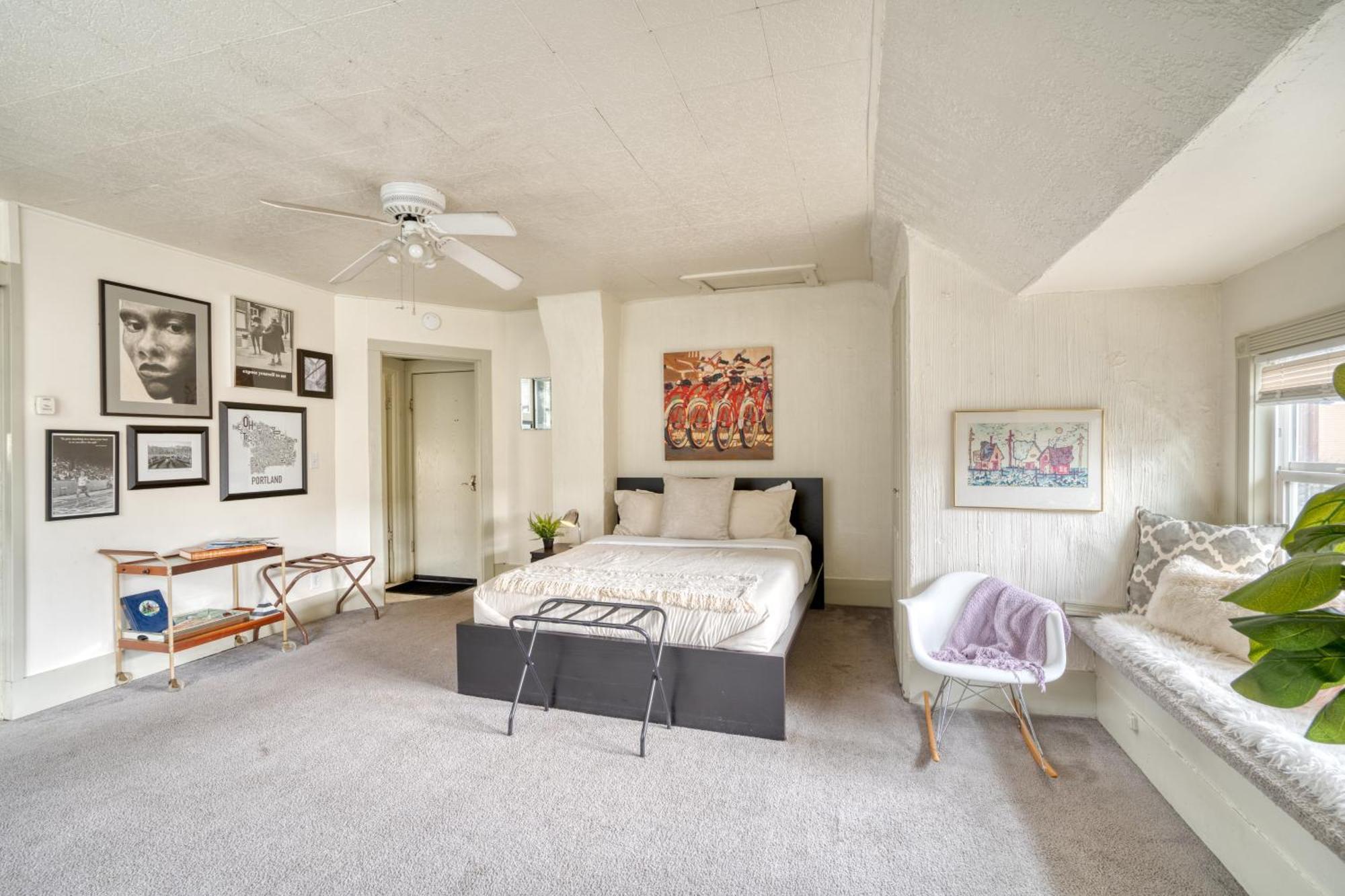 - Sun-filled Buckman Studio! Apartment