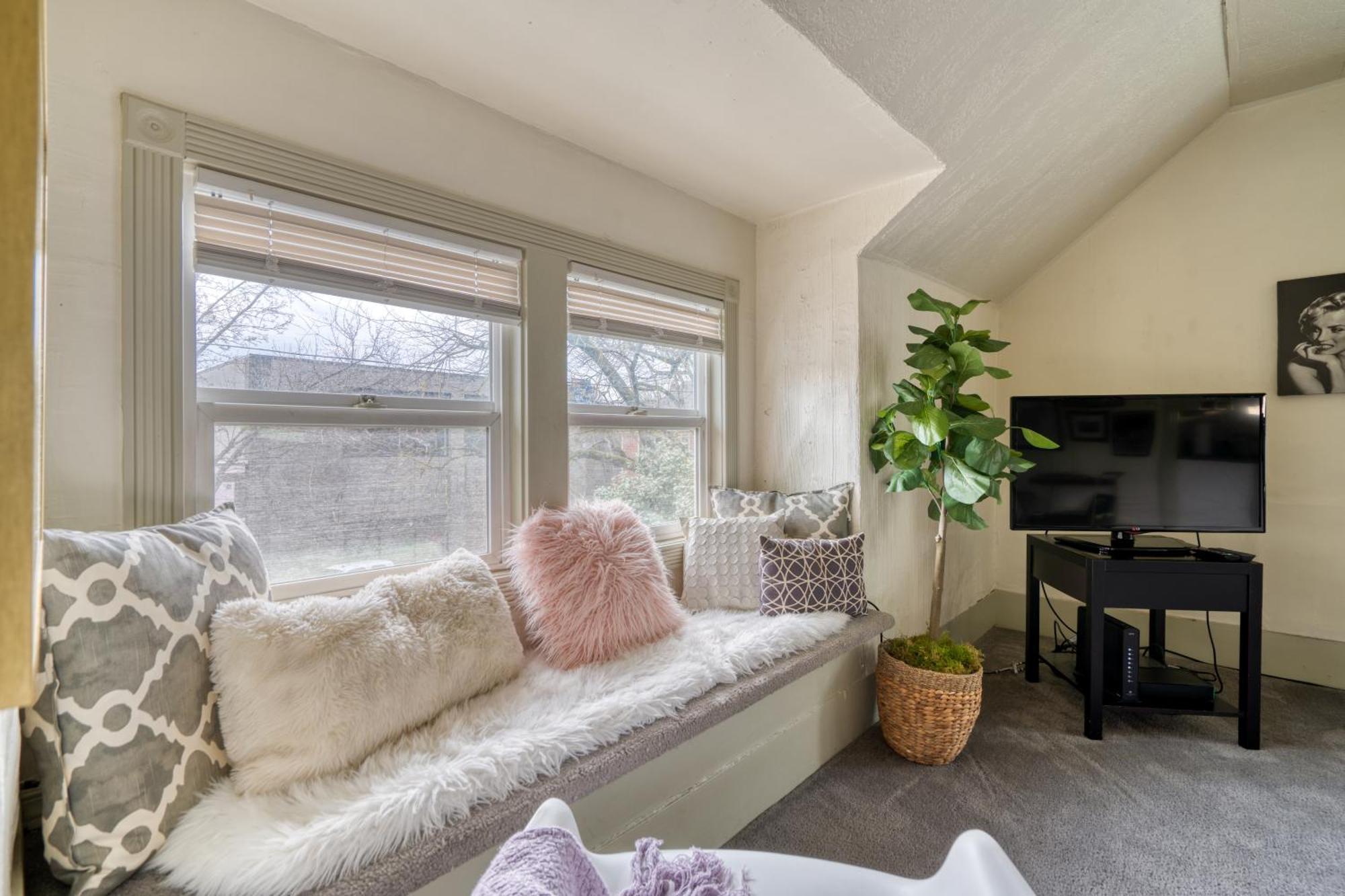 Apartment - Sun-filled Buckman Studio! Portland