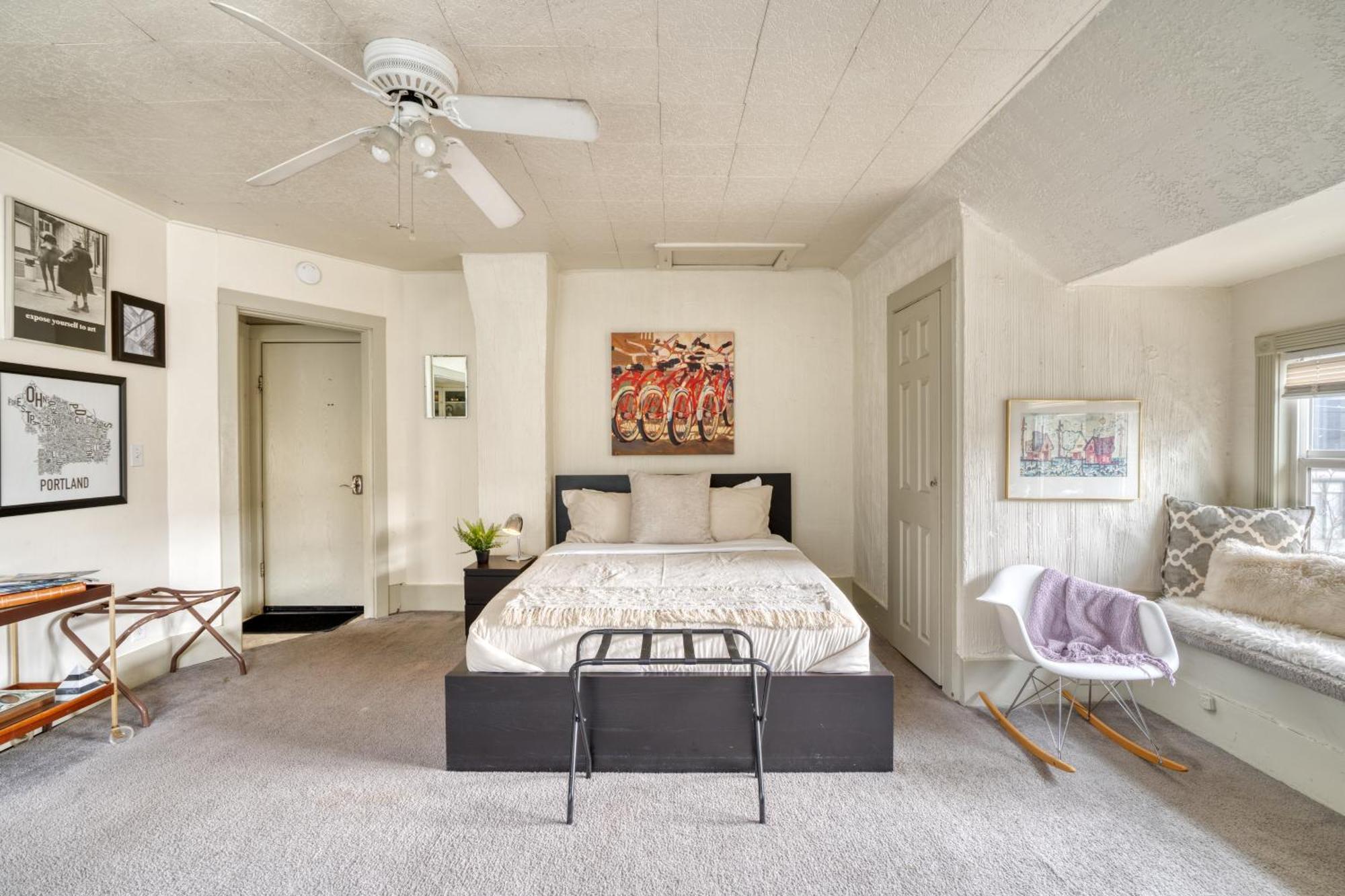 - Sun-filled Buckman Studio! Apartment