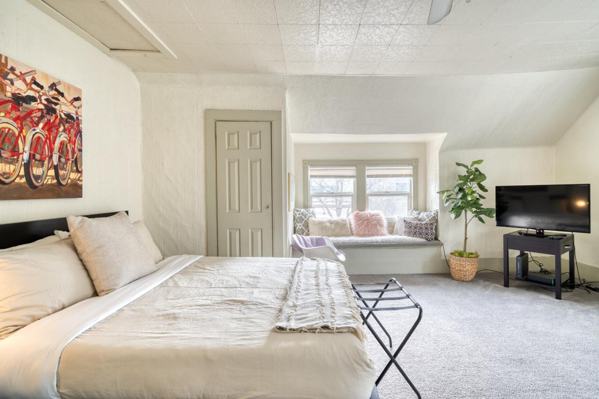 Apartment - Sun-filled Buckman Studio! Portland