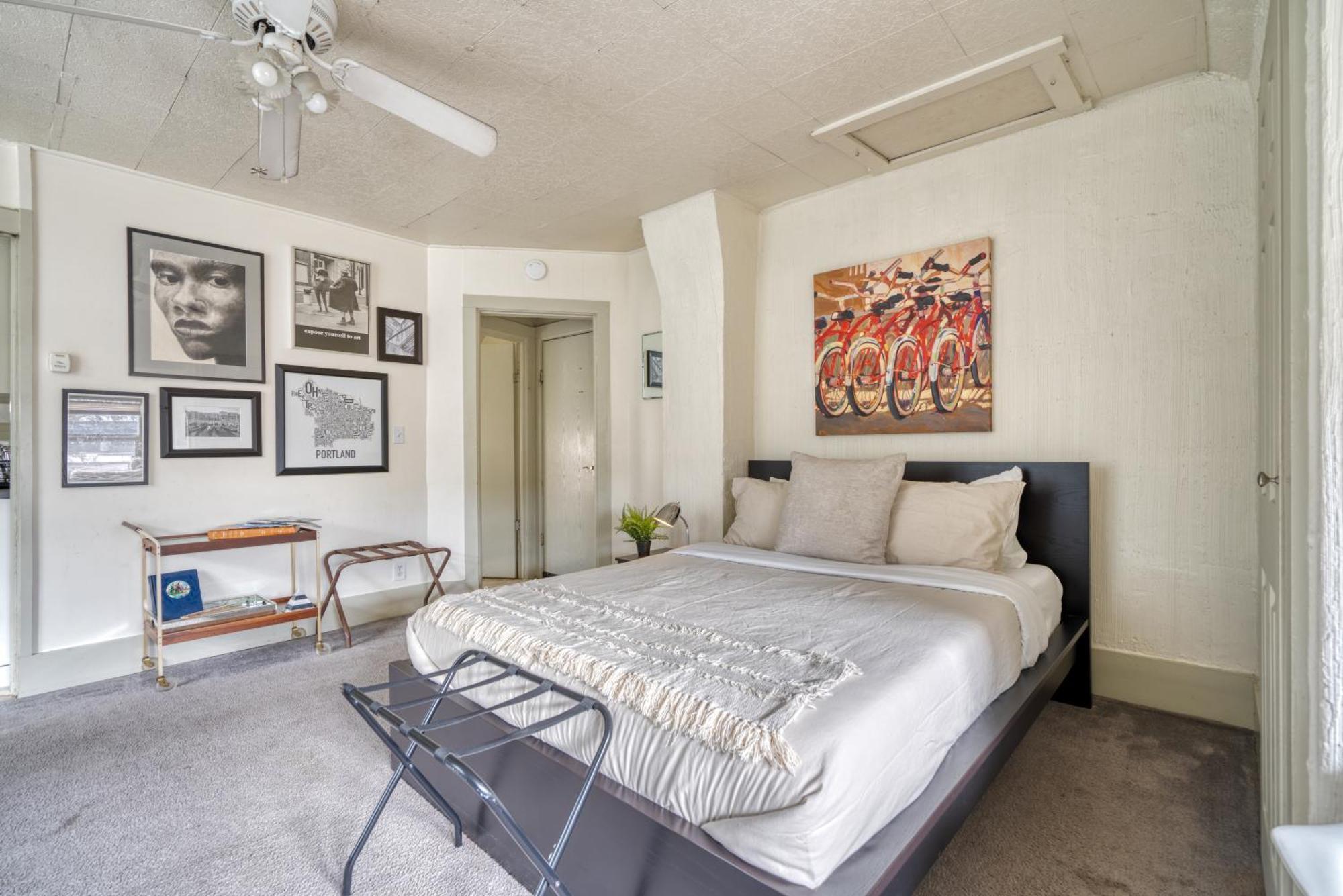 - Sun-filled Buckman Studio! Apartment