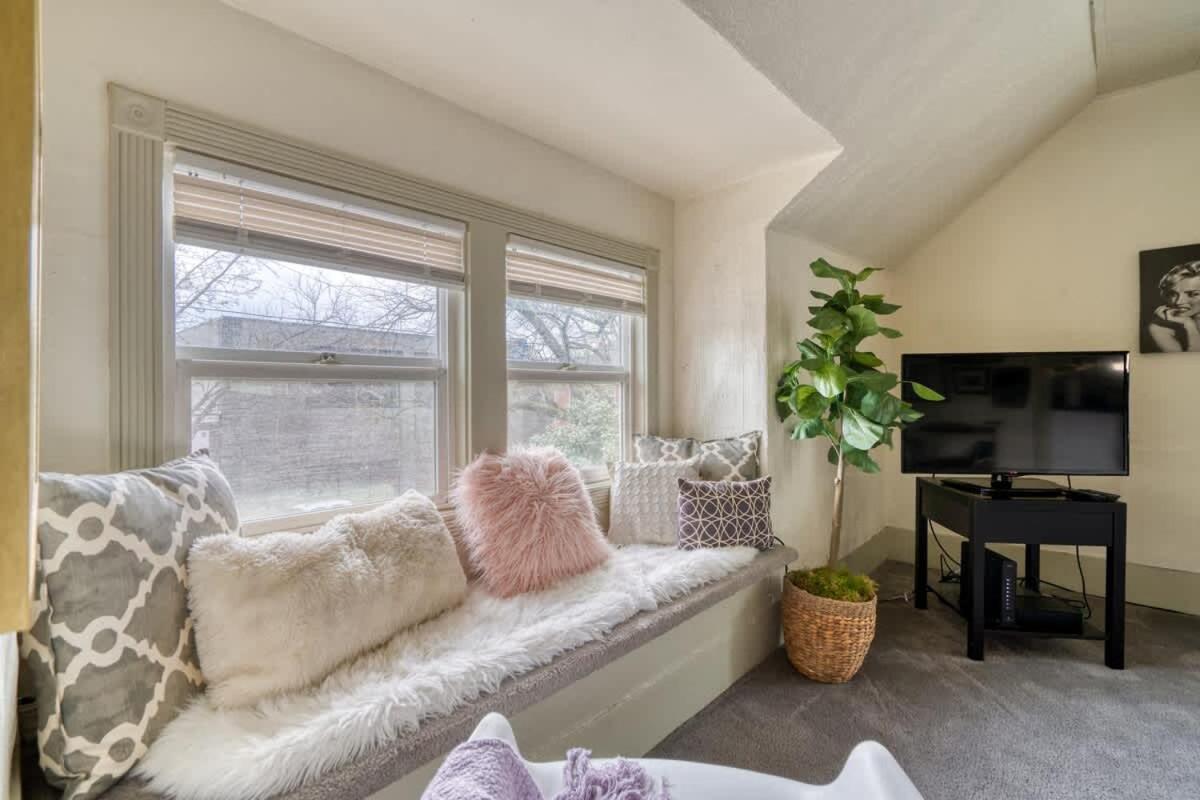 Apartment - Sun-filled Buckman Studio! *